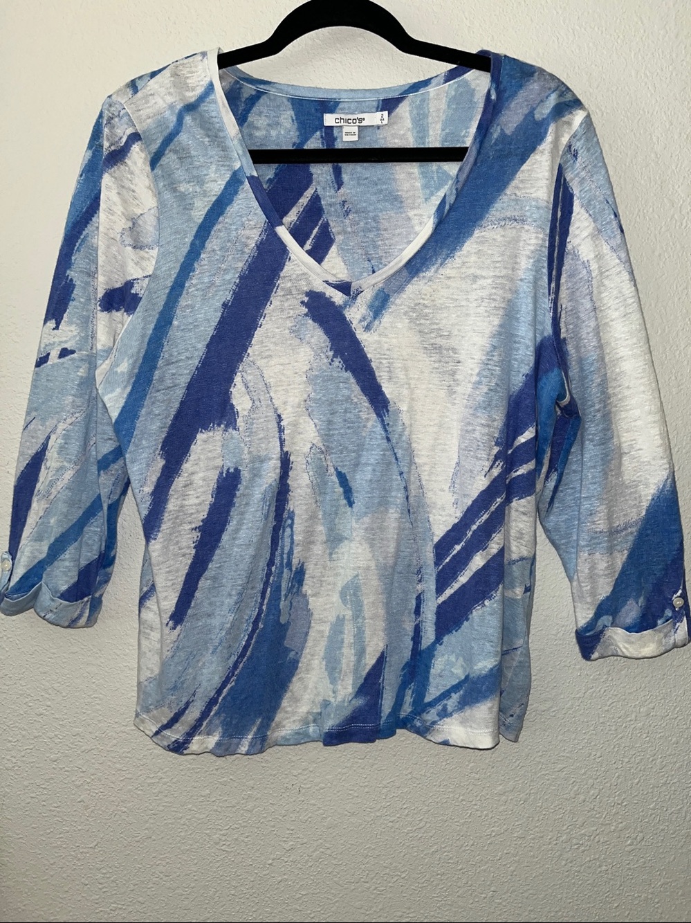Chico's Blue & White 100% Linen
 V-Neck abstract top
SZ Large